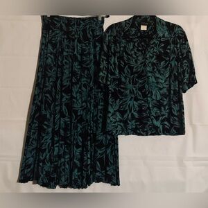 Carole Little Women Black and Teal Floral Skirt Set, Sz 4
Like New. Vintage